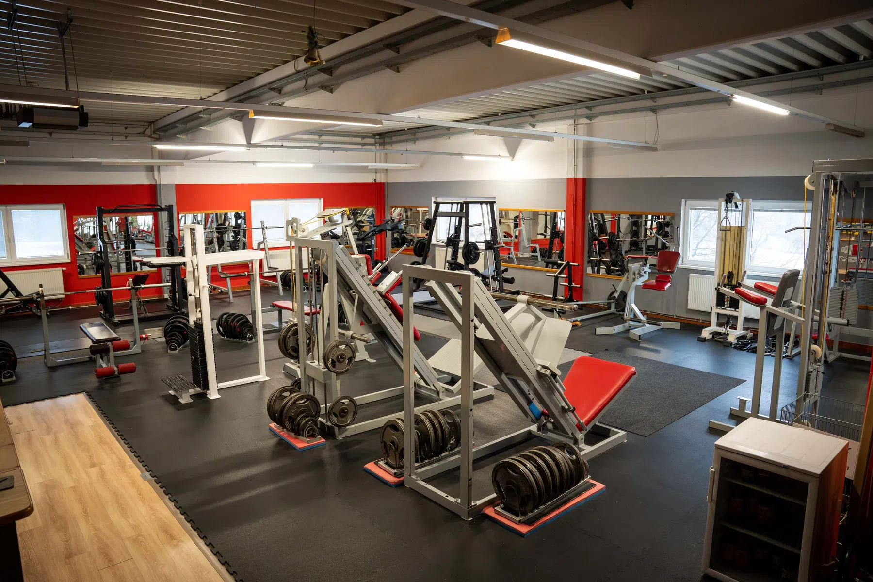 Posilňovňa HEFOGYM Rožňava – silové stroje a tréningová plocha